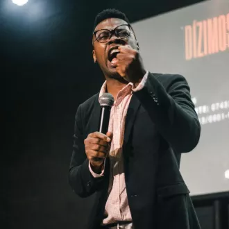 Como ultrapassar o medo do palco ao falar em público - falar publico