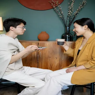 Como usar a linguagem corporal para fechar vendas difíceis [guia prático]