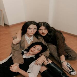 Para além do conflito: a psicologia social do preconceito e da ajuda humana