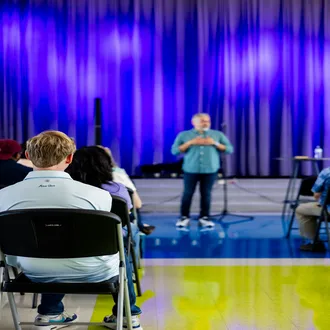 5 dinâmicas de improvisação teatral para perder a vergonha em casa - superar medo cenico