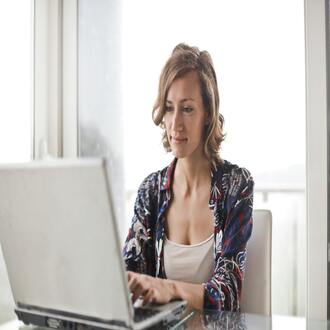5 sinais silenciosos de que há assédio laboral na tua equipa - assedio sexual trabalho
