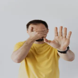 A prova social: o experimento do elevador e por que imitamos a manada - tecnicas persuasao manipulacao