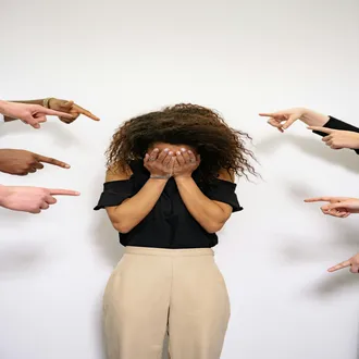 Além da sanção: como a formação em assédio sexual blinda a tua reputação e retém talento