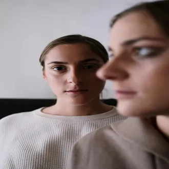 Autoridade silenciosa: como a roupa e a linguagem corporal mandam antes de você - tecnicas persuasao manipulacao