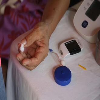 Como a nutrição ajuda a prevenir quedas em idosos? - nutricao geriatria