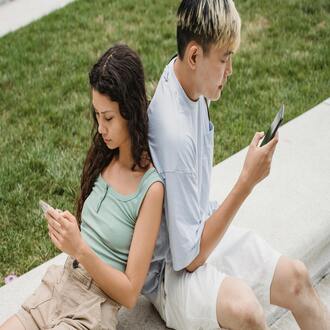 Comunicação não verbal online: como projetar carisma no zoom e no teams
