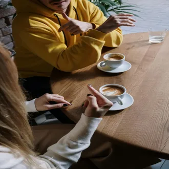 O que fazer com as mãos ao falar em público ou conduzir uma reunião - comunicacao nao verbal negocios