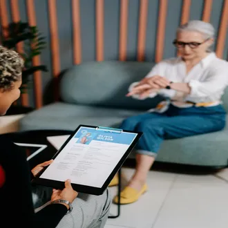 Posturas de poder: como projetar confiança e autoridade instantaneamente - comunicacao nao verbal negocios